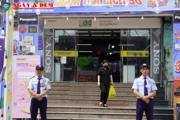 Nhiệm vụ nhân viên bảo vệ trong phương án bảo vệ siêu thị trực tại cửa chính siêu thị (cửa khách hàng)